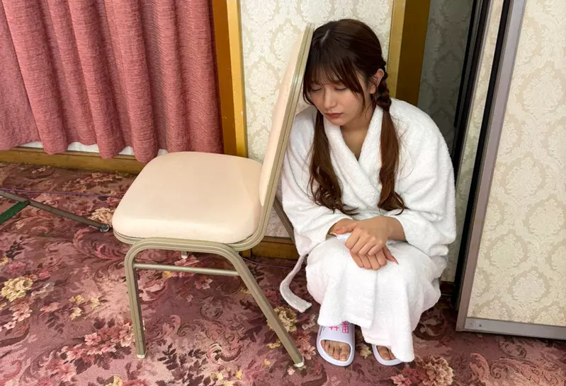 18禁《伪娘风俗店》小淳的成人节目这次潜入女装男子的禁忌世界